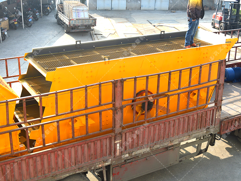 石料生產(chǎn)線設備發(fā)往重慶_1214反擊式破碎機_1548圓振動篩