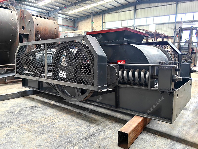 雙齒輥破碎機(jī)在破碎大塊難碎物料時，如何確保破碎效果？