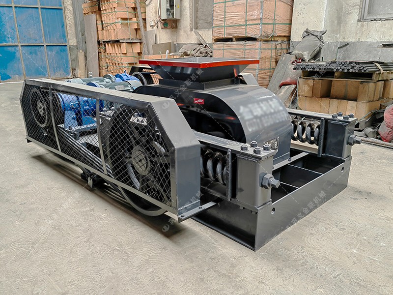 雙齒輥破碎機(jī)在破碎大塊難碎物料時，如何確保破碎效果？